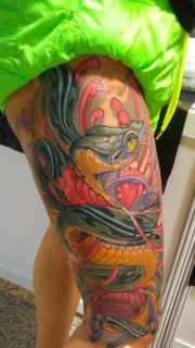 个性张扬的大腿彩色大蛇纹身图案