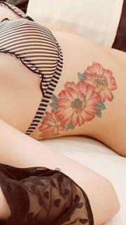 美女胸侧花卉纹身图案