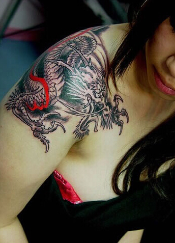 点击大图看下一张：美女手臂肩膀盘踞的龙纹身图案