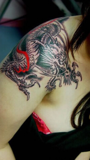 美女手臂肩膀盘踞的龙纹身图案