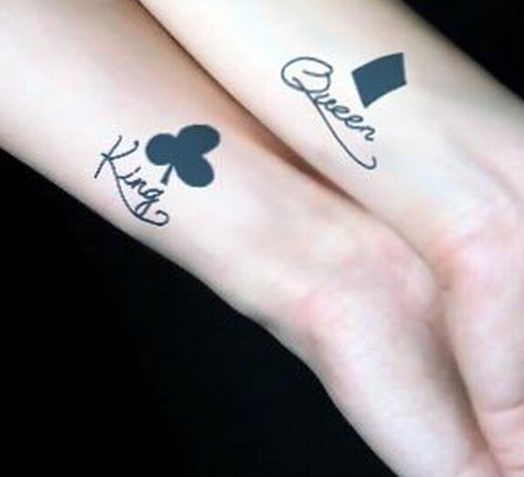 点击大图看下一张：情侣手腕方块和梅花纹身