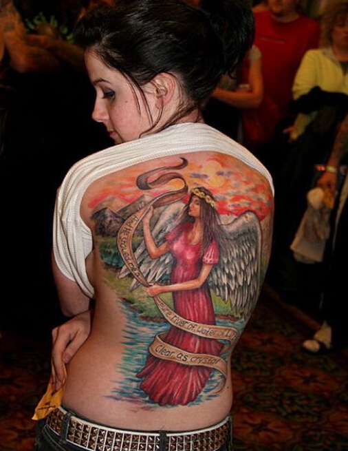 点击大图看下一张：女性满背天使纹身