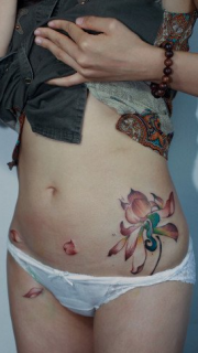 腹部水彩莲花纹身图案