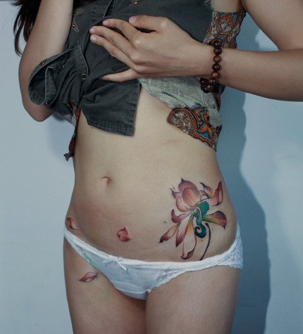 点击大图看下一张：腹部水彩莲花纹身图案