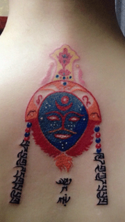 藏族女生们最喜欢的背部纹身