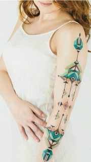 性感美女手臂非常亮眼的图腾纹身