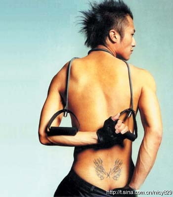点击大图看下一张：谢霆锋腰部纹身
