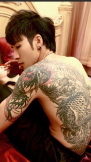 歌手陈旭龙纹纹身