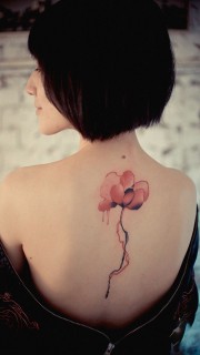 女生背部超级唯美的花朵纹身图案