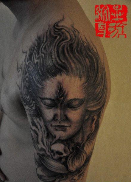 点击大图看下一张：男生手臂流行经典的二郎神纹身图片