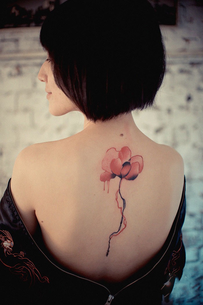 点击大图看下一张：女生背部超级唯美的花朵纹身图案