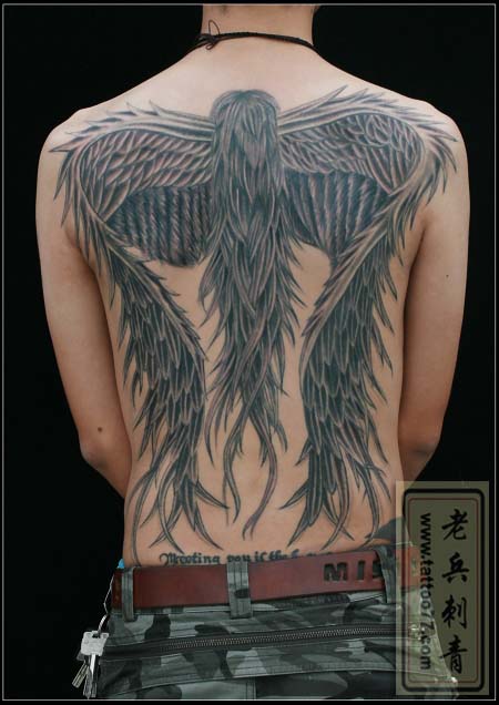 点击大图看下一张：霸气的满背翅膀纹身图片