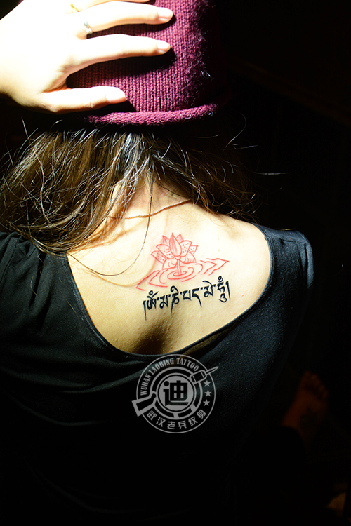点击大图看下一张：美女后背莲花藏文纹身图案