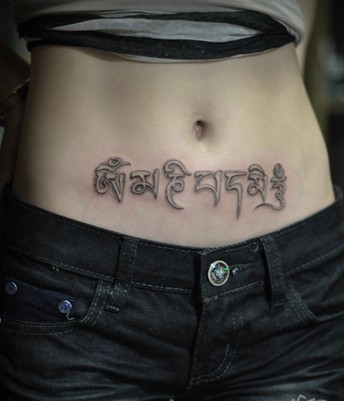 点击大图看下一张：腹部漂亮的梵文纹身