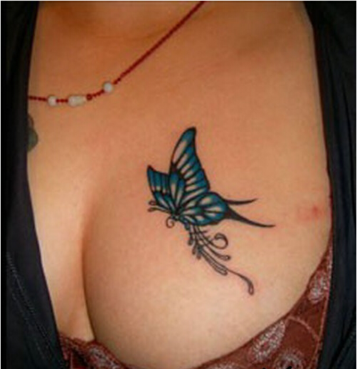 点击大图看下一张：性感女性胸前蝴蝶纹身图案