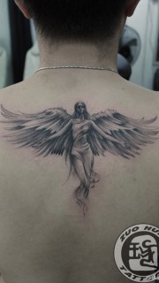 男生背部漂亮的天使翅膀纹身图案