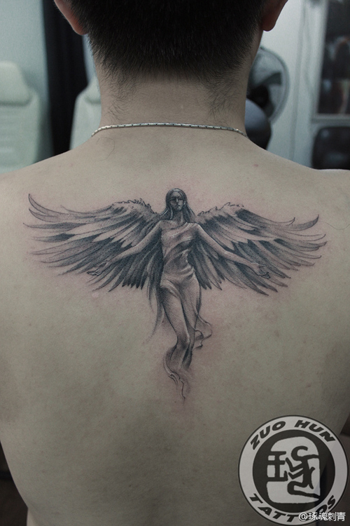 点击大图看下一张：男生背部漂亮的天使翅膀纹身图案