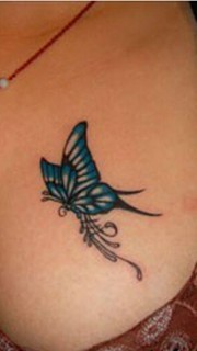 性感女性胸前蝴蝶纹身图案