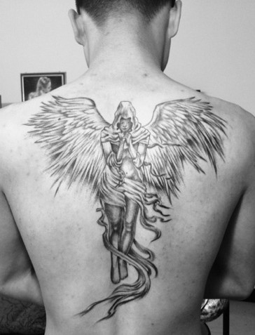 点击大图看下一张：后背祈祷的天使纹身图案