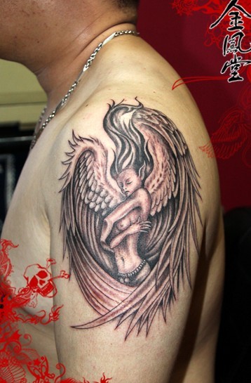 点击大图看下一张：手臂上的性感天使纹身