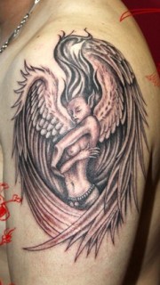 手臂上的性感天使纹身
