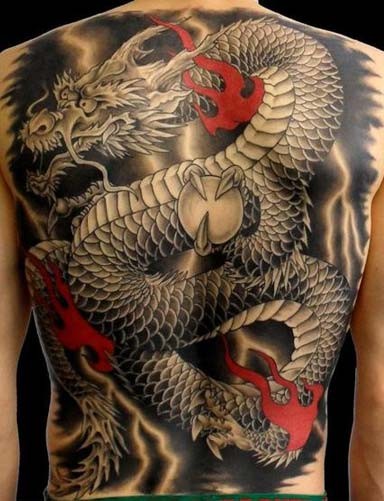 点击大图看下一张：象征中华名族精神的龙纹身