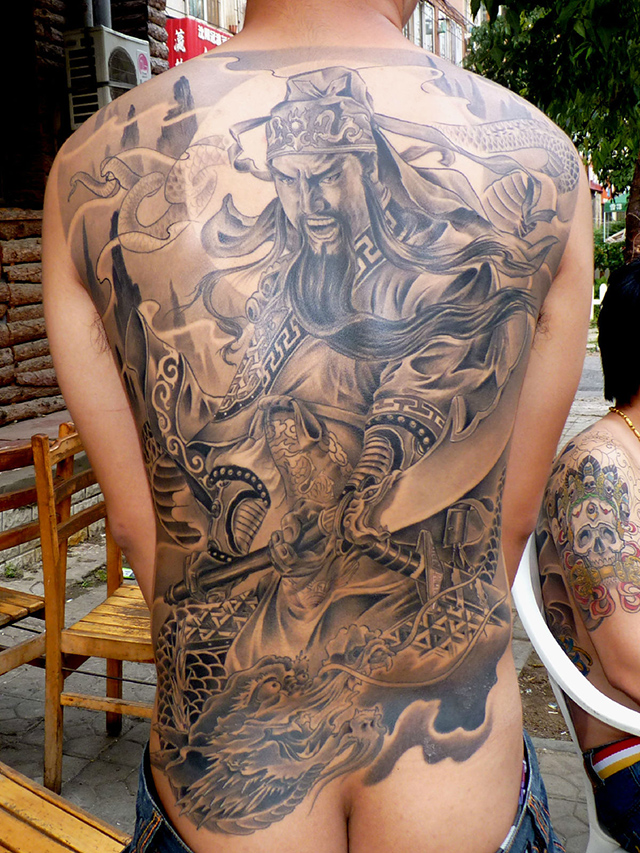 点击大图看下一张：男人后背霸气很酷的满背关公纹身图案