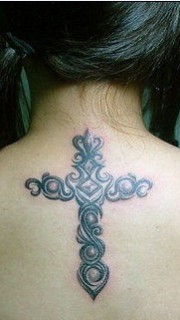 女生背部十字架纹身
