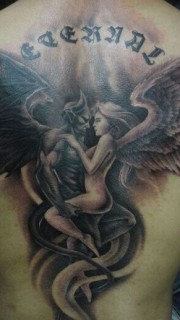 好看的魔鬼与天使的缠绵纹身图案