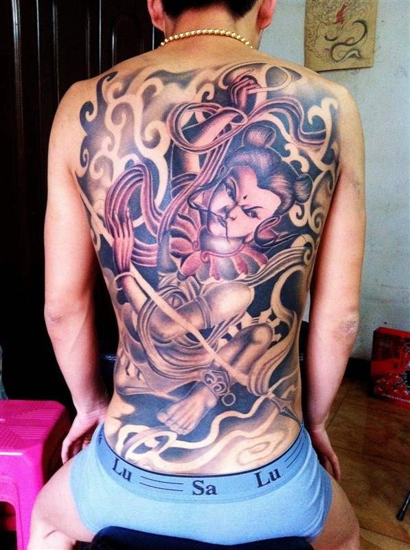 点击大图看下一张：男士背部精美的哪吒纹身图案