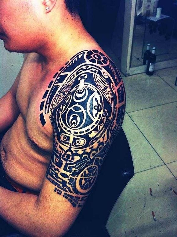 点击大图看下一张:大臂帅气炫酷的图腾纹身