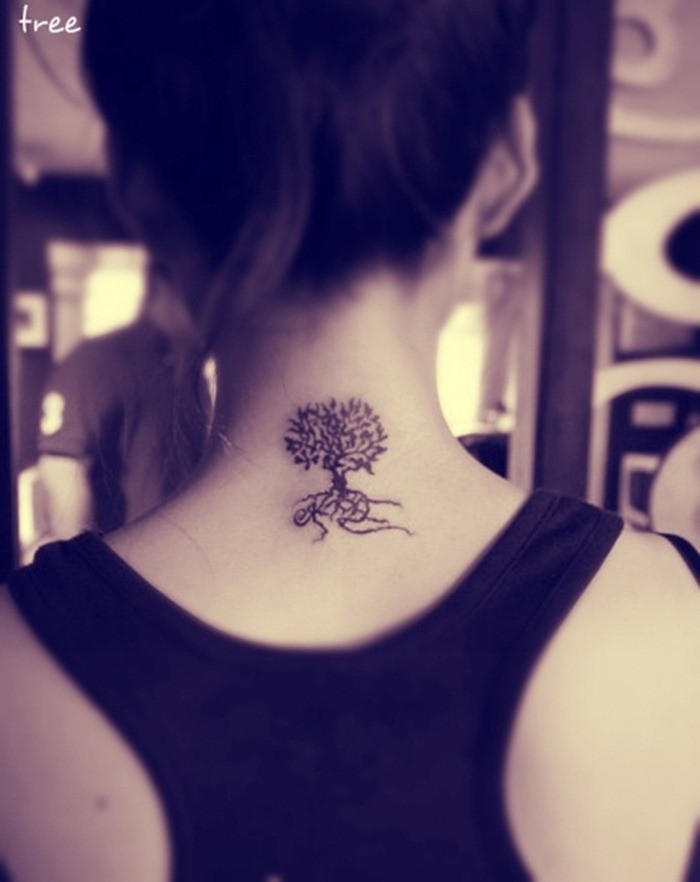 点击大图看下一张：唯美的小树纹身