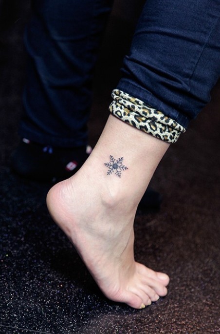 点击大图看下一张:脚踝唯美小巧的图腾纹身