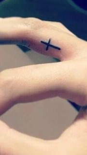 漂亮小巧的手指十字架刺青
