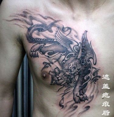 点击大图看下一张：胸部超酷的招财神兽貔貅纹身图片