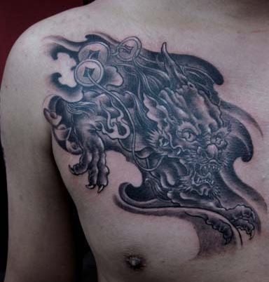点击大图看下一张：胸部招财神兽貔貅纹身图片