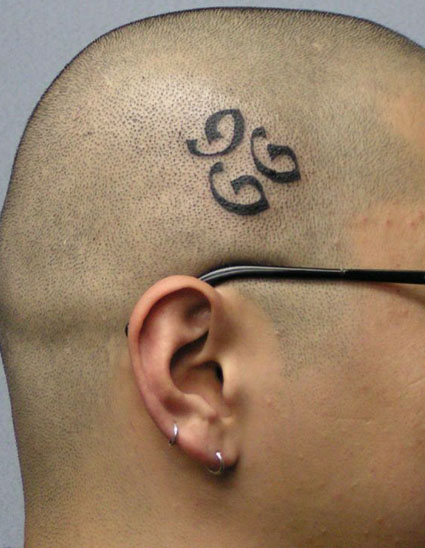 点击大图看下一张：男生头顶梵文纹身