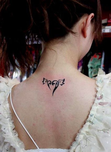 点击大图看下一张：女生背部小巧的爱心图腾纹身