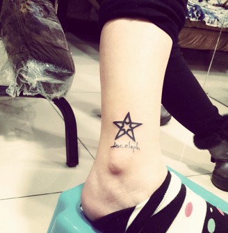 点击大图看下一张：脚裸上双星星刺青