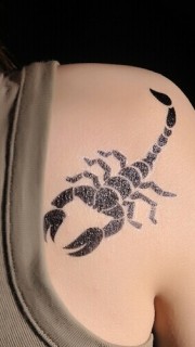 肩部时尚的蝎子图腾纹身