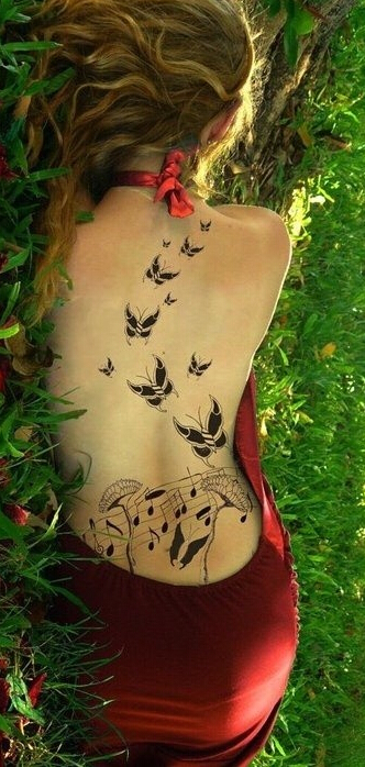 点击大图看下一张：女性背部唯美漂亮音符蝴蝶朵纹身