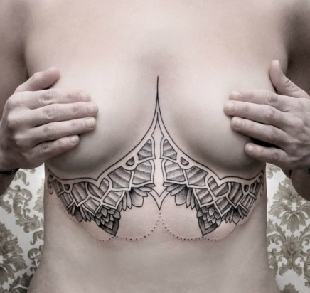 点击大图看下一张：胸下的几何图纹身