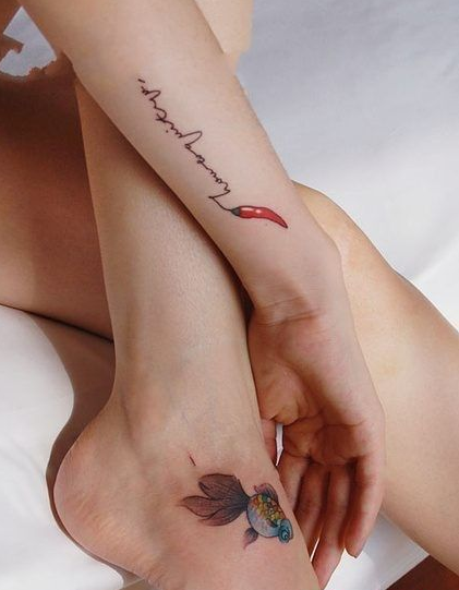 点击大图看下一张：女生脚背金鱼、手臂辣椒个性纹身