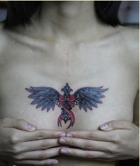点击大图看下一张：时尚女生胸前十字架翅膀纹身