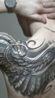 男性手臂创意翅膀纹身图案