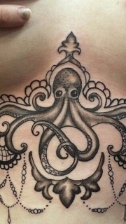 女性胸部大气的章鱼纹身图案