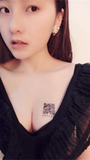 性感美女的胸部二维码纹身图案