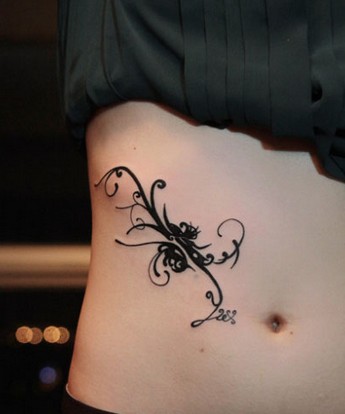 点击大图看下一张：美女腹部性感妖娆的藤蔓纹身