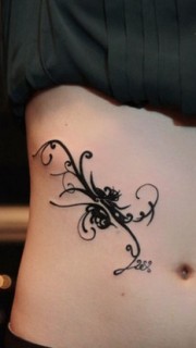 美女腹部性感妖娆的藤蔓纹身