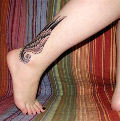 点击大图看下一张：脚踝上的翅膀纹身图案